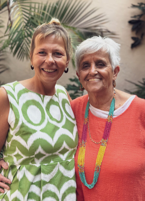 Regina Scharff mit Rosita Arvigo 2024 beim MayaAbdominal Collective gathering