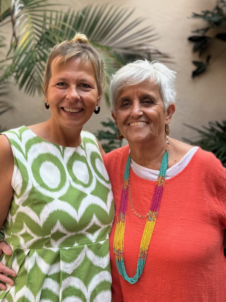 Regina Scharff und Rosita Arvigo beim ATC Treffen in Mexiko, 2024